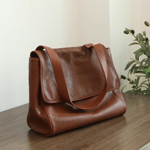 【PIGMISS】头层植鞣牛皮复古翻盖邮差包女极简大容量通勤单肩包