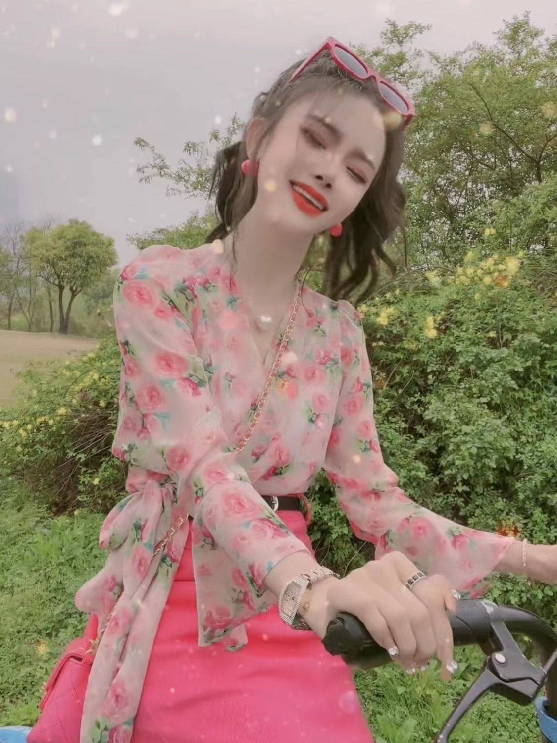 法式甜美碎花系带V领长袖衬衣女春季名媛风甜辣小众漂亮减龄上衣