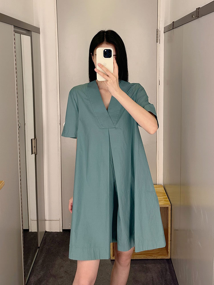 极简cos风宽松版型v领褶裥绿色t恤裙短袖23夏季新款通勤女连衣裙