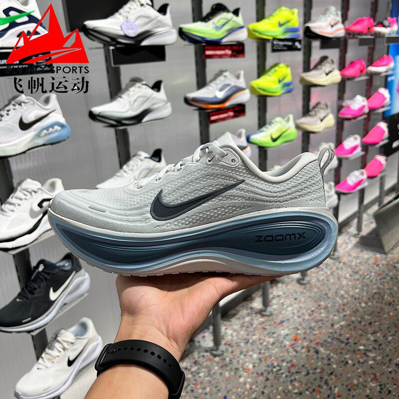 耐克男鞋2026秋季Vomero Plus超级迈柔缓震超轻跑步鞋 HV8150-111