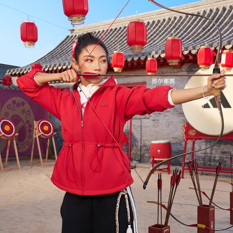 阿迪达斯女装2025蛇年款梭织防水宽松收腰连帽运动夹克外套JZ1588
