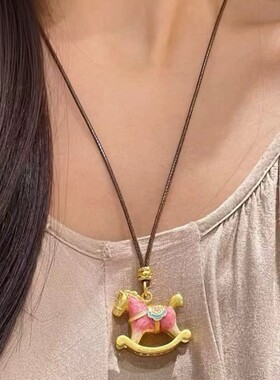 新年爆款摇摇木马铜钱粉色蓝色交织财毛衣链长款项链小马可爱吊坠