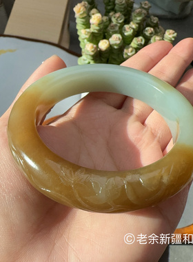 新疆和田玉且末蓝调带糖和田玉巧雕兰花泥鳅背手镯