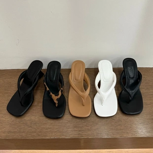 网红白色坡跟增高人字拖鞋女款夏外穿2025新款配裙子法式凉拖鞋子