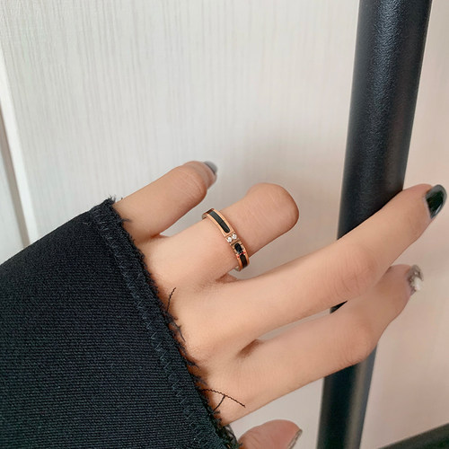 时尚个性镶钻食指大码戒指女胖mm轻奢小众玫瑰金装饰无名指ins潮 - 封面