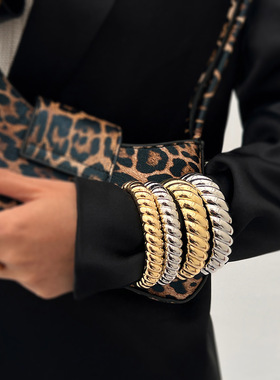 欧美跨境个性时尚光面百搭开口手环饰品ins螺纹肌理感弹簧扣手镯