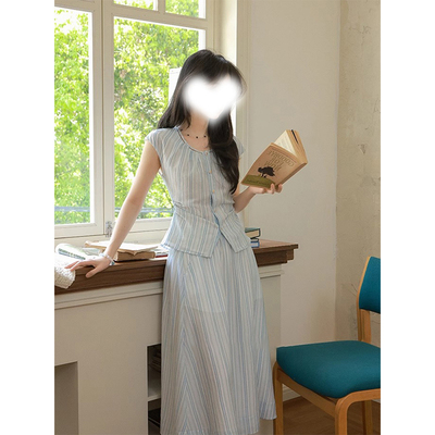松弛感条纹上衣+半身长裙两件套