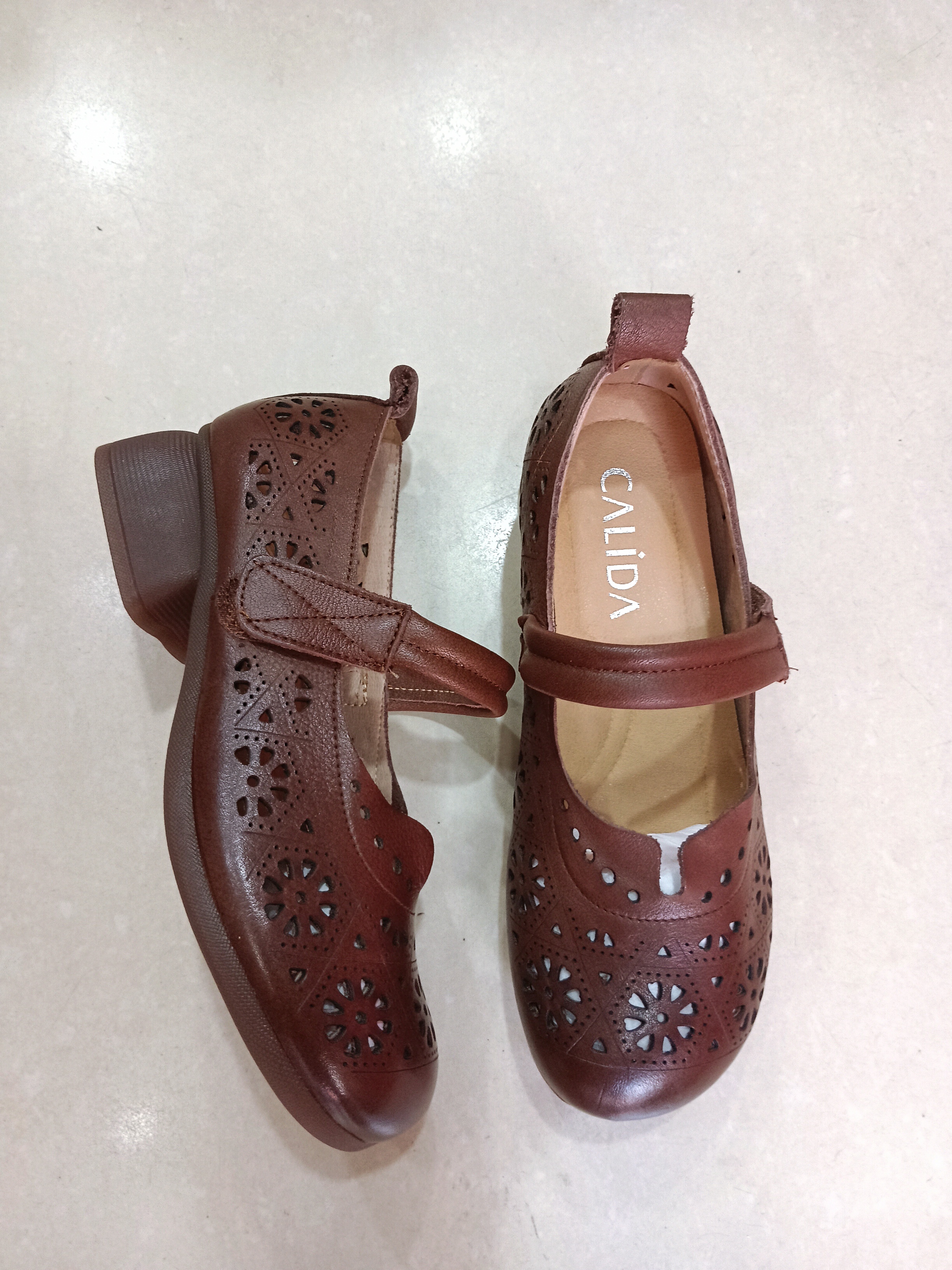 卡莉丹女鞋2024夏真皮洞洞妈妈鞋