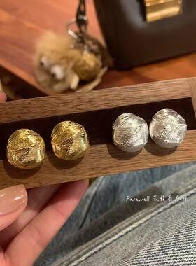 金属纹理设计金色耳钉冷淡风圆形气质耳环欧美2024新款清冷感耳饰