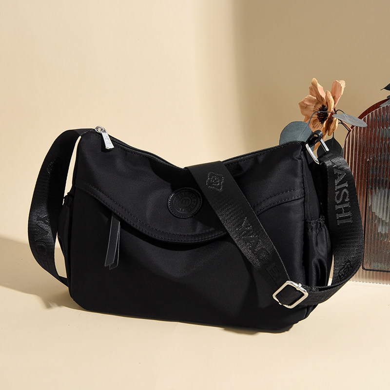 中年妈妈包大容量斜挎包2025新款简约休闲牛津布单肩包帆布包女包