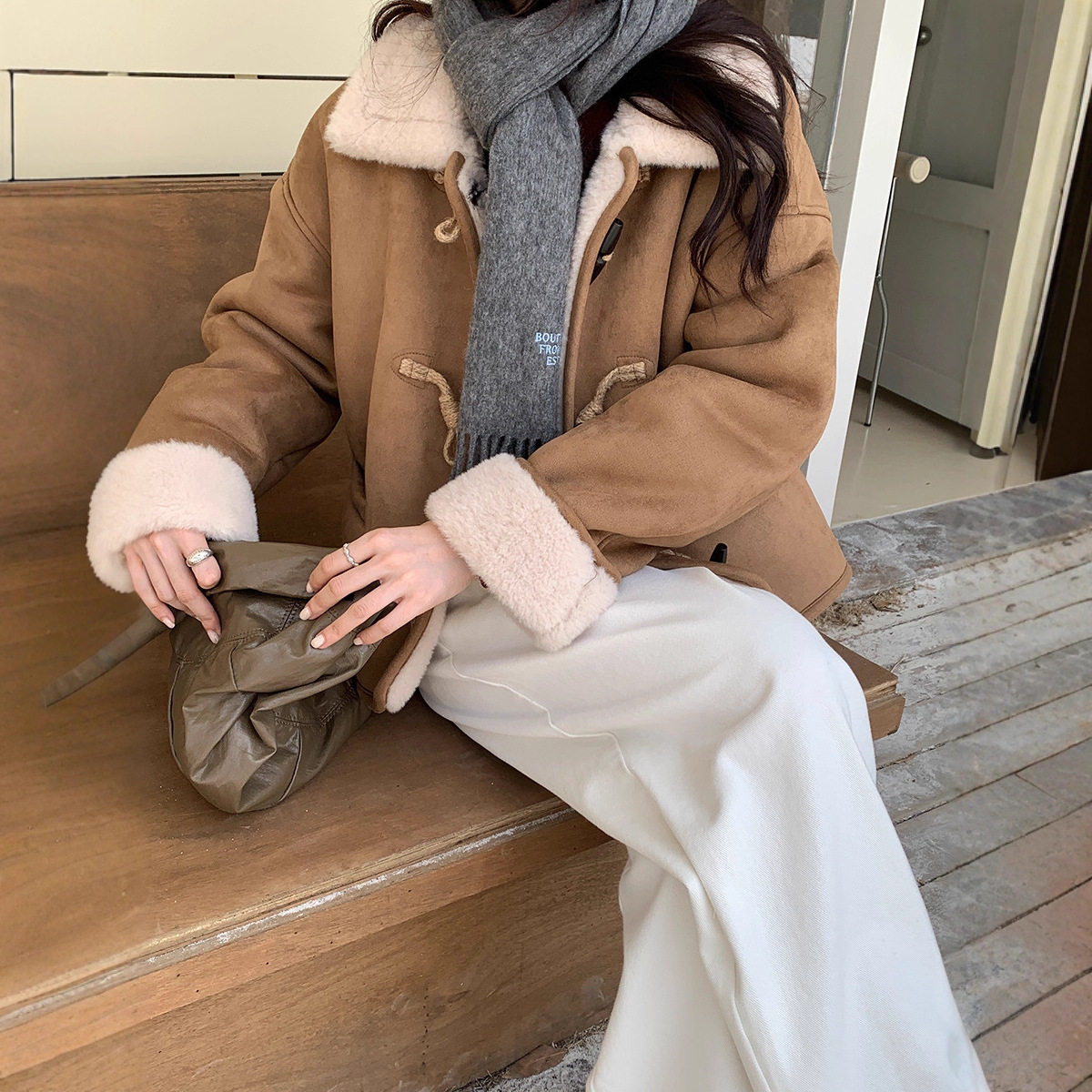 麂皮绒羊羔毛保暖外套女冬季2025新款韩系皮毛一体牛角扣夹克上衣