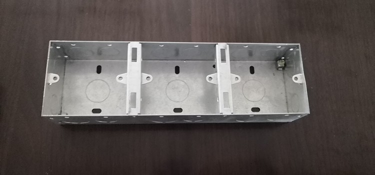 深圳天基牌86型连排安装开关插座专用接线盒 联体暗装安装铁底盒