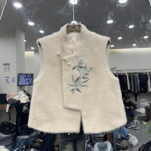 欧洲站2025冬季新款时尚立领盘扣刺绣花朵无袖羊毛马甲女款欧货潮