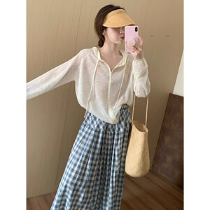 白色连帽冰丝针织防晒开衫女夏季薄款外搭罩衫宽松薄纱空调衫上衣