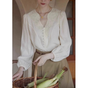 法式气质白色重工刺绣蕾丝v领衬衫女早秋新款复古宫廷风内搭上衣