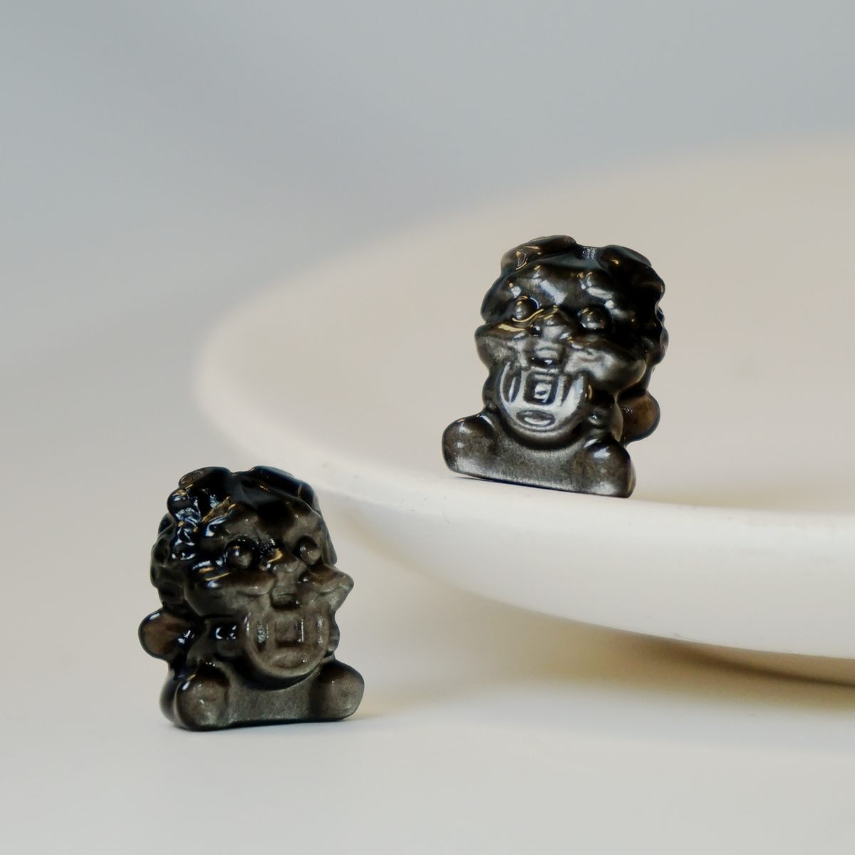 天然银曜石吞金兽雕刻件