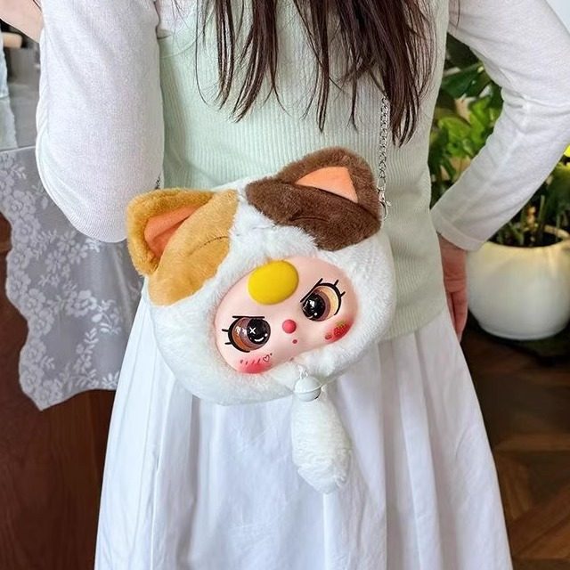潮玩国版娃三岁毛绒玩具包斜挎包招财猫公仔拉链包可爱洋气儿童包