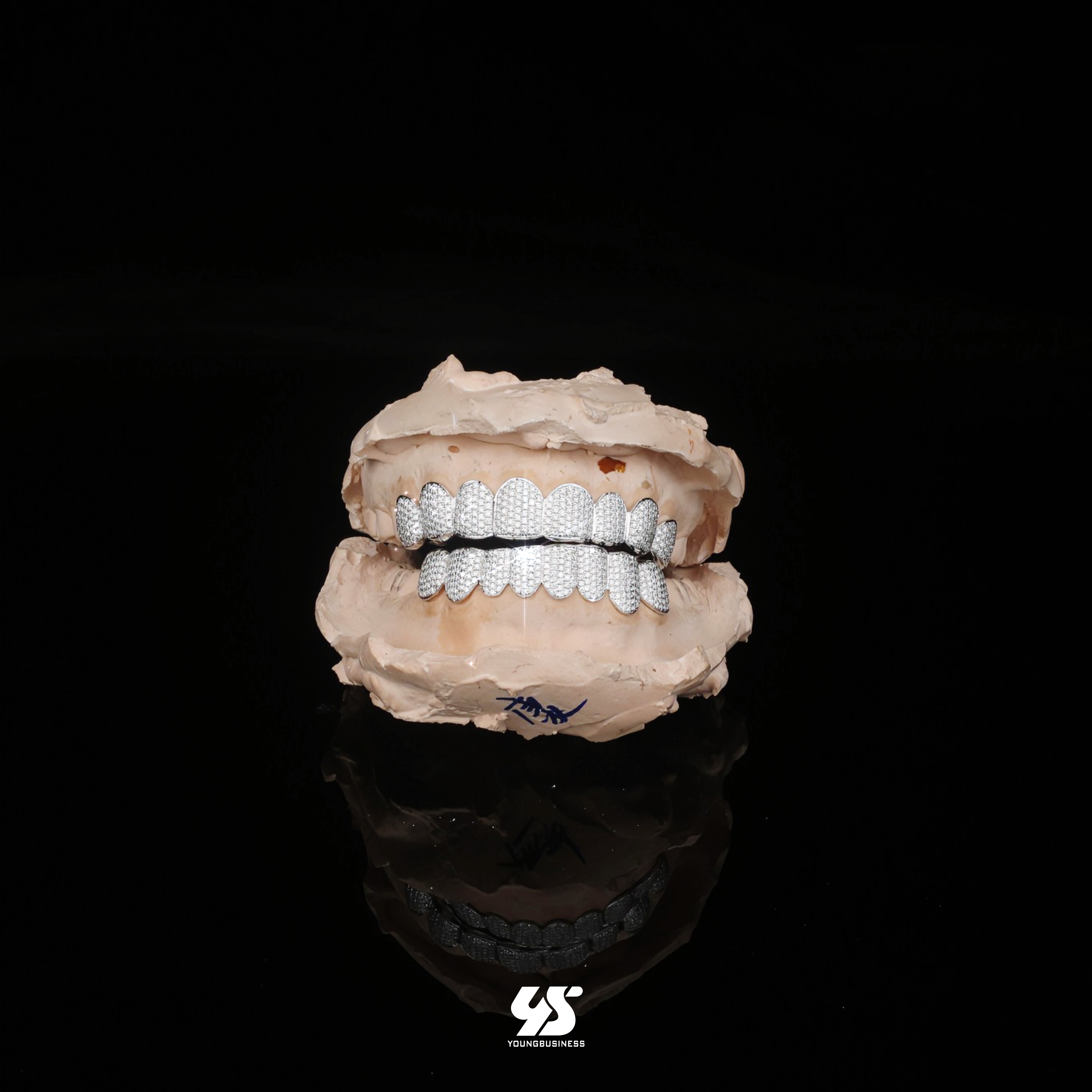 私人定制牙套grillz 上八下八整口纯银镶嵌莫桑钻 手工雕蜡露牙龈