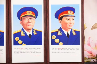 独特收藏老件木框镶粉彩瓷板画吴康绘制中国革命十大将军挂板一套