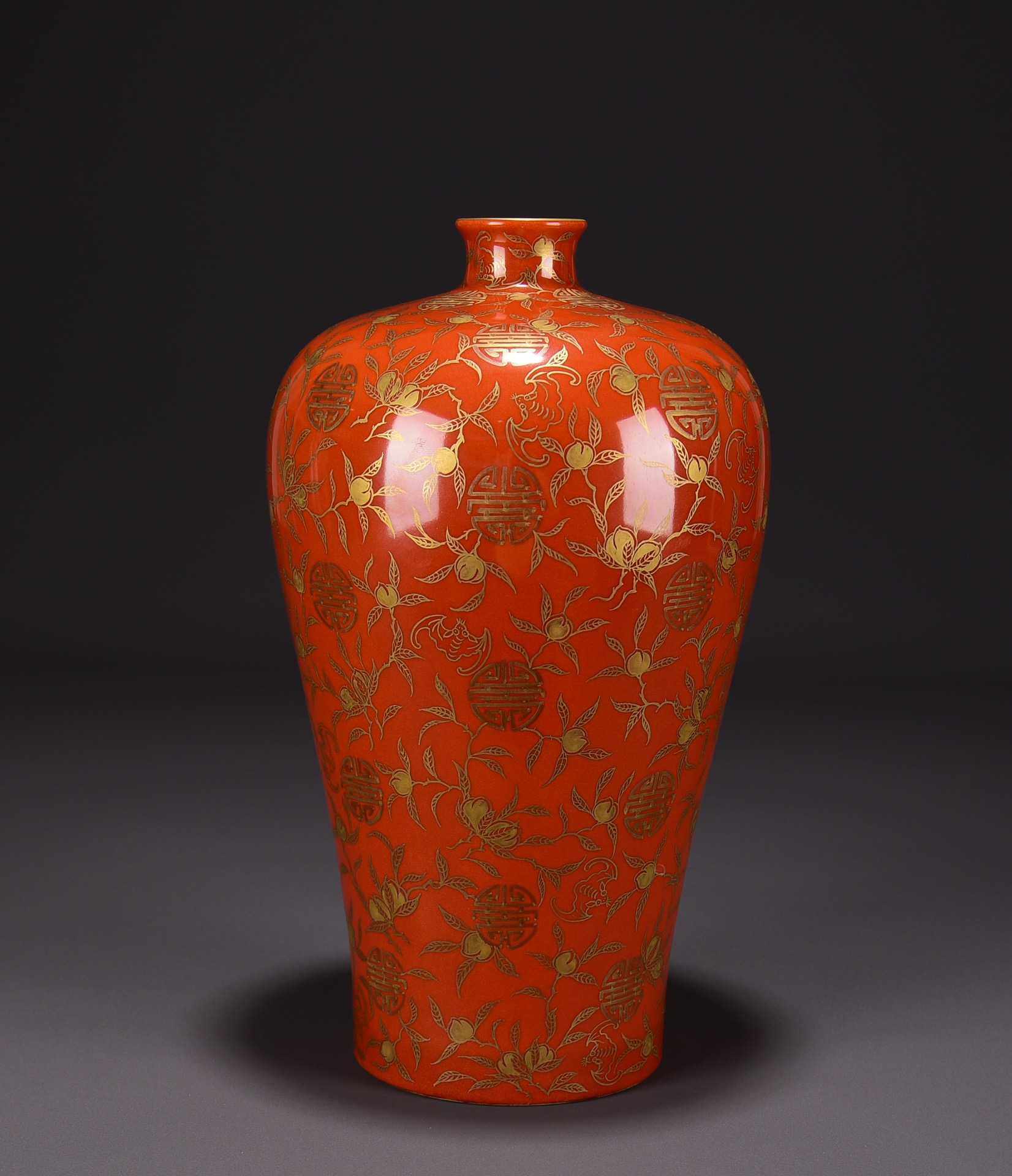 书房客厅摆放乾隆年制款红底釉描金福寿双全福字寿桃纹梅瓶摆件