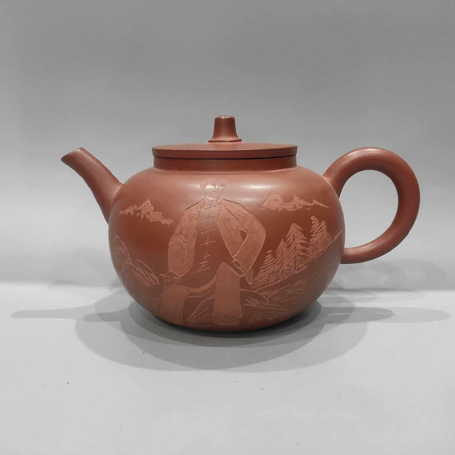 休闲品茗底款周桂珍高11*21公分刻字刻画发扬革命传统紫砂壶摆件