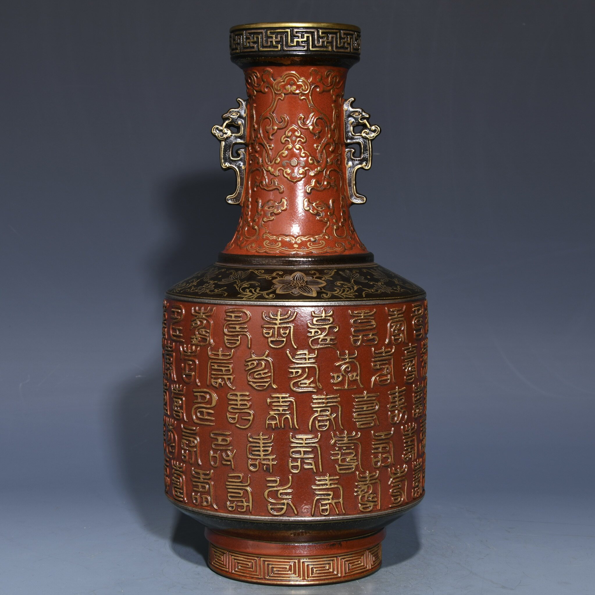 书房客厅摆放乾隆年制款霁红浮雕鎏金鎏银百寿纹双耳花瓶摆件