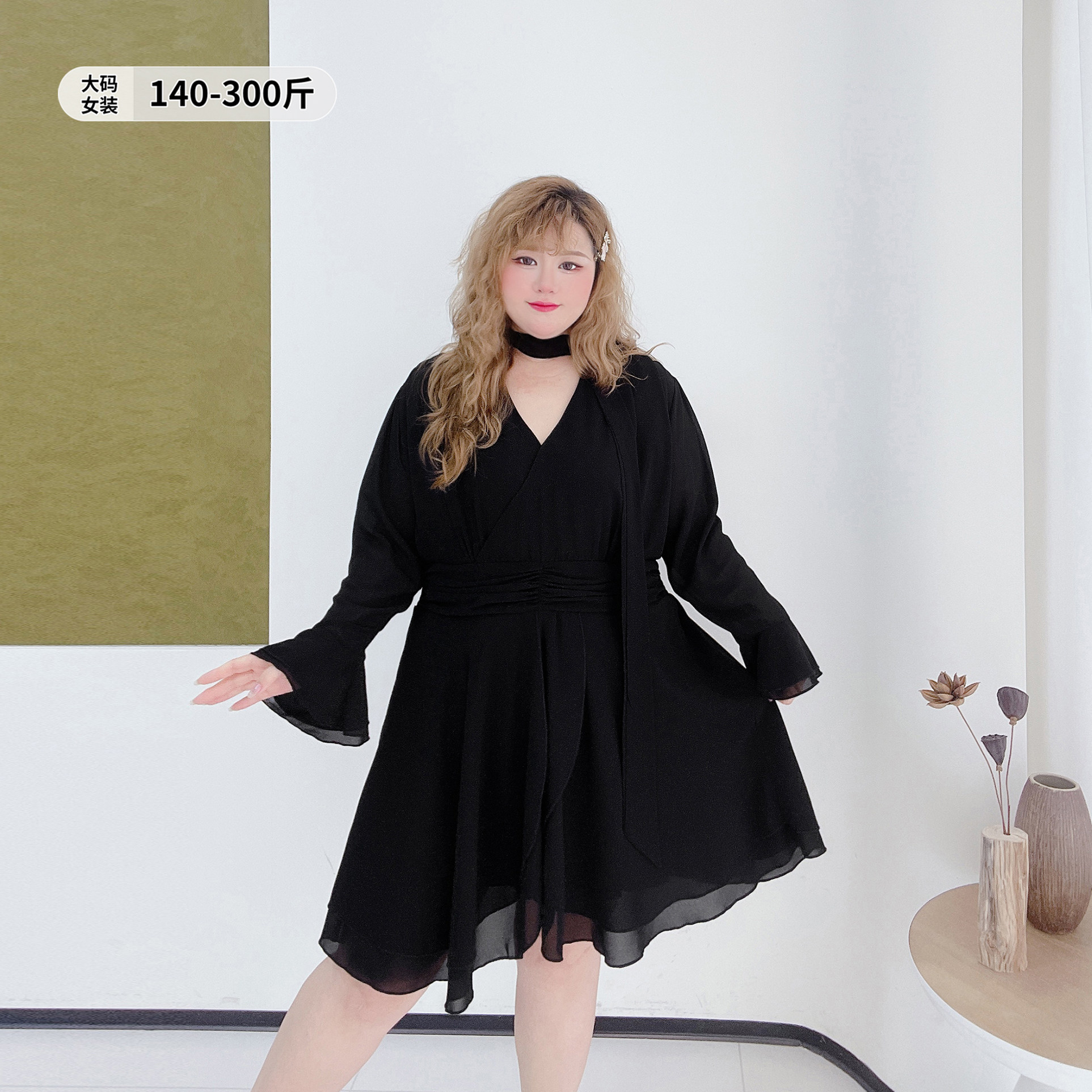 300斤高智感大女主收腰小黑裙胖莹莹大码女装短款气质雪纺连衣裙