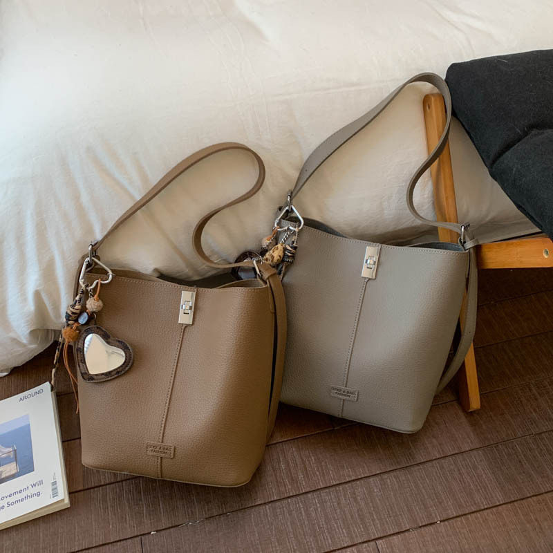 韩国大容量腋下包包女2026新款潮时尚复古水桶包高级感单肩通勤包,箱包皮具/热销女包/男包,腋下包,淘宝优惠券,粉丝福利购,淘宝优惠卷