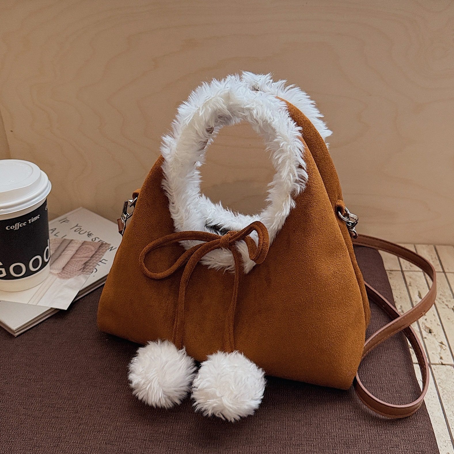 秋冬饺子包毛绒球手提包包女式2025新款小众高级感磨砂单肩斜挎包,箱包皮具/热销女包/男包,单肩包,淘宝优惠券,粉丝福利购,淘宝优惠卷