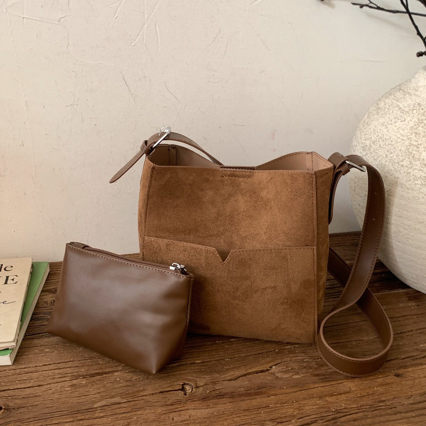 大容量复古磨砂水桶包女2025冬季新款小众通勤单肩包麂皮绒斜挎包,箱包皮具/热销女包/男包,腋下包,淘宝优惠券,粉丝福利购,淘宝优惠卷