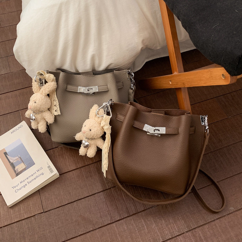 高级感小包包女式2026新款超火上班小拎包复古时尚单肩斜挎水桶包,箱包皮具/热销女包/男包,单肩包,淘宝优惠券,粉丝福利购,淘宝优惠卷