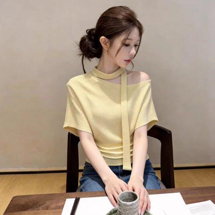 小众设计感斜肩系带短袖百搭小衫女2026大码黄色露肩修身百搭上衣