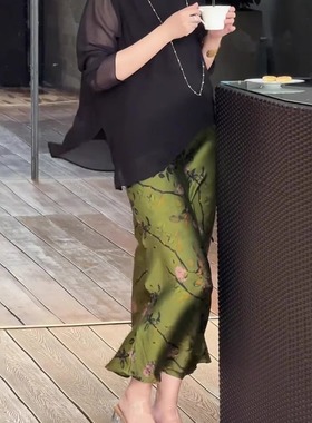 国风绿色印花半身裙女2025夏季流行新款高腰显瘦时尚气质开叉半裙