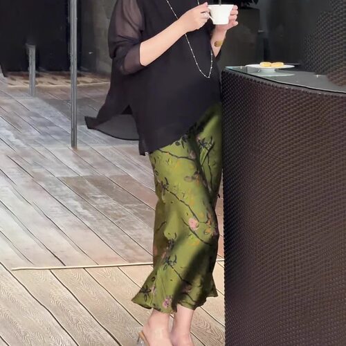 国风绿色印花半身裙女2026流行新款高腰显瘦时尚气质开叉半裙