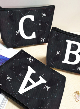 黑色字母时尚化妆包女大容量饺子型拉链收纳包便携旅行洗漱包