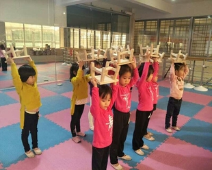 妞妞看戏板凳上的山歌小板凳子舞蹈踩雨弄堂记忆赵钱孙李演出道具