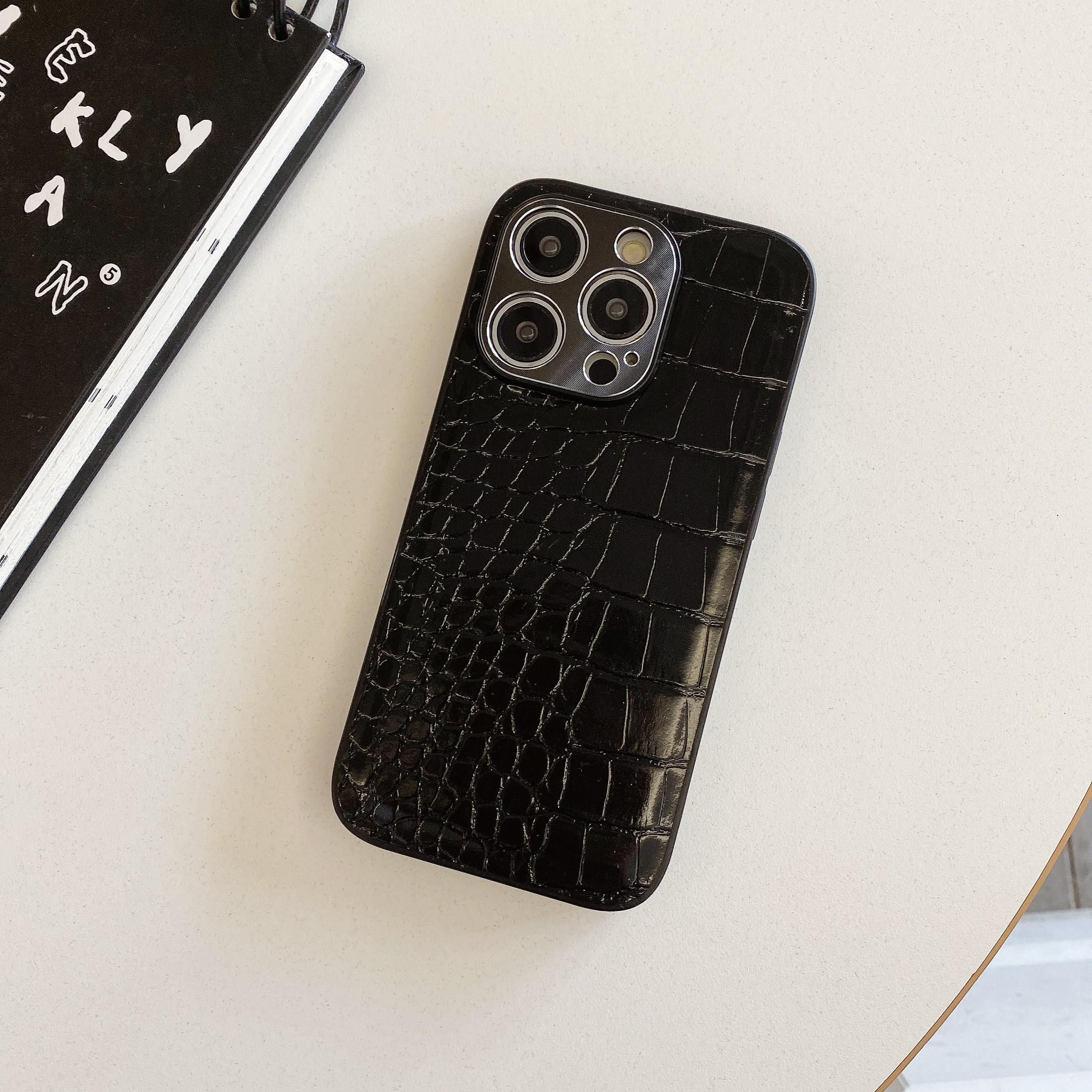 适用iphone15plus手机壳新款鳄鱼纹亮面超薄防摔苹果16promax保护套镜头全包防滑防指纹15/14/13/12/11外壳潮