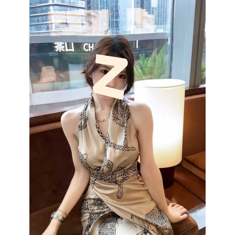 纯欲性感御姐穿搭连衣裙女2025春夏季新款高级感气质露肩挂脖裙子