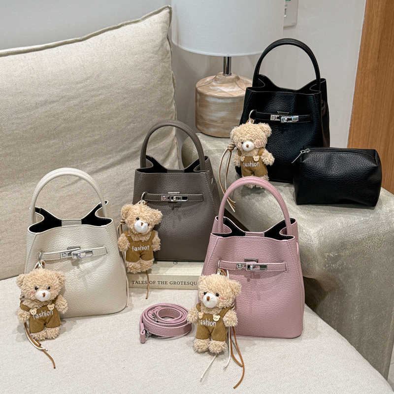 2026新款潮时尚百搭单肩斜挎女包高级感小众设计手提菜篮子水桶包