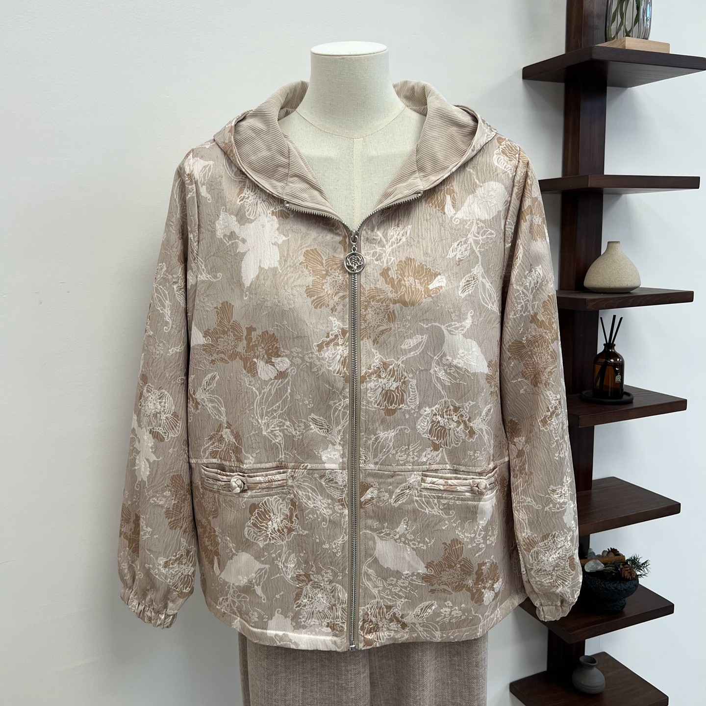 中年妈妈装秋季新款短款外套上衣中老年女春秋薄款拉链夹克衣服