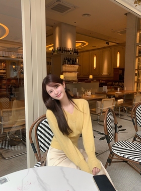 不费力赢很大Wcouture原创 V领收腰显瘦 定制纯羊绒亮丝针织毛衣