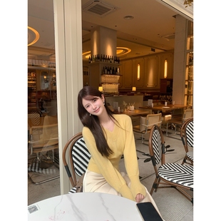 不费力赢很大Wcouture原创 V领收腰显瘦 定制纯羊绒亮丝针织毛衣