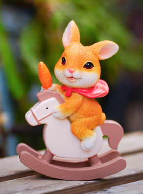 可爱兔子骑木马桌面摆件
