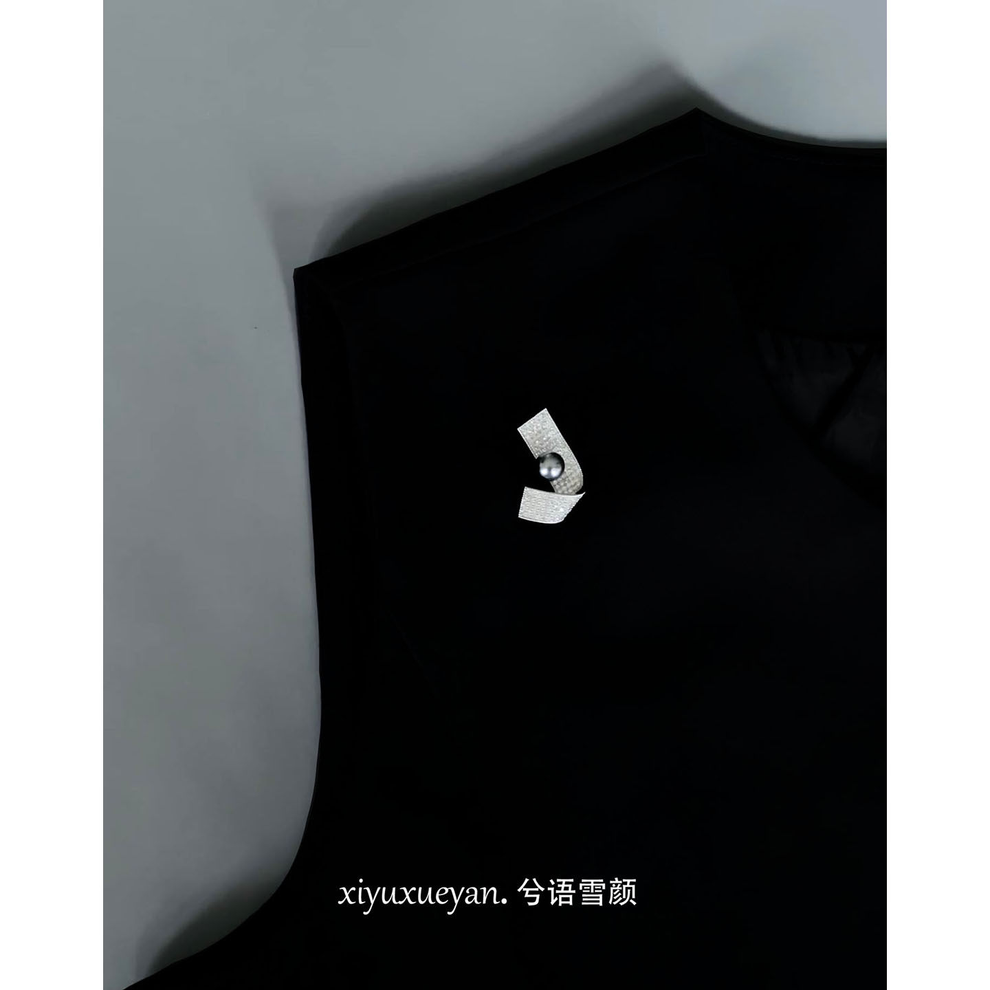 银迹黑珍珠字母J丝带男士胸针图片