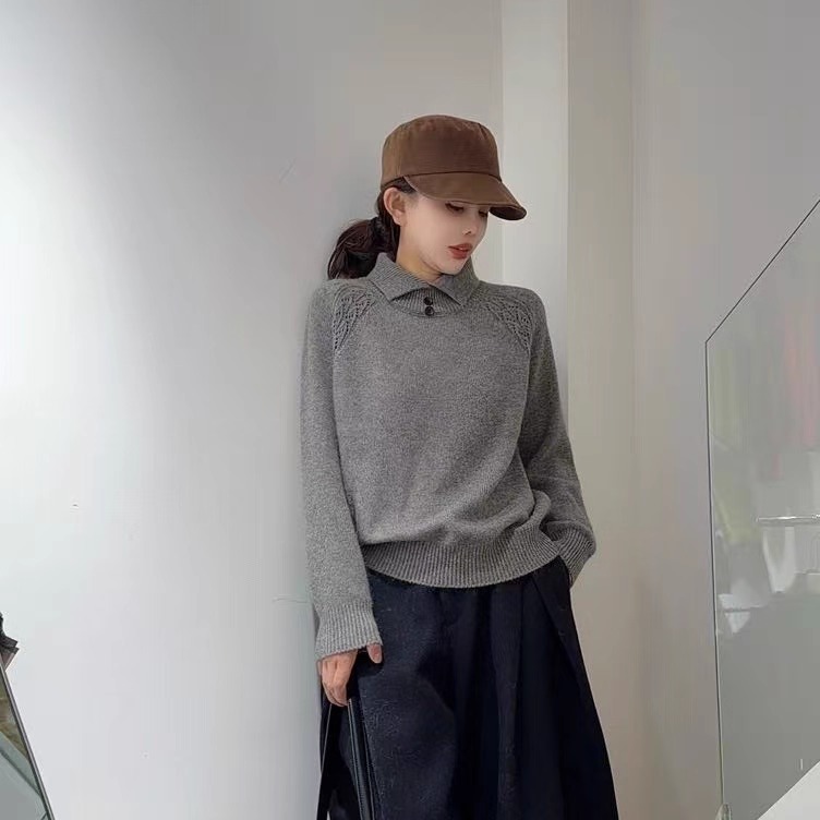 欧韩时尚蜜熊绒设计感翻领纽扣短款针织衫女秋冬宽松软糯套头毛衣