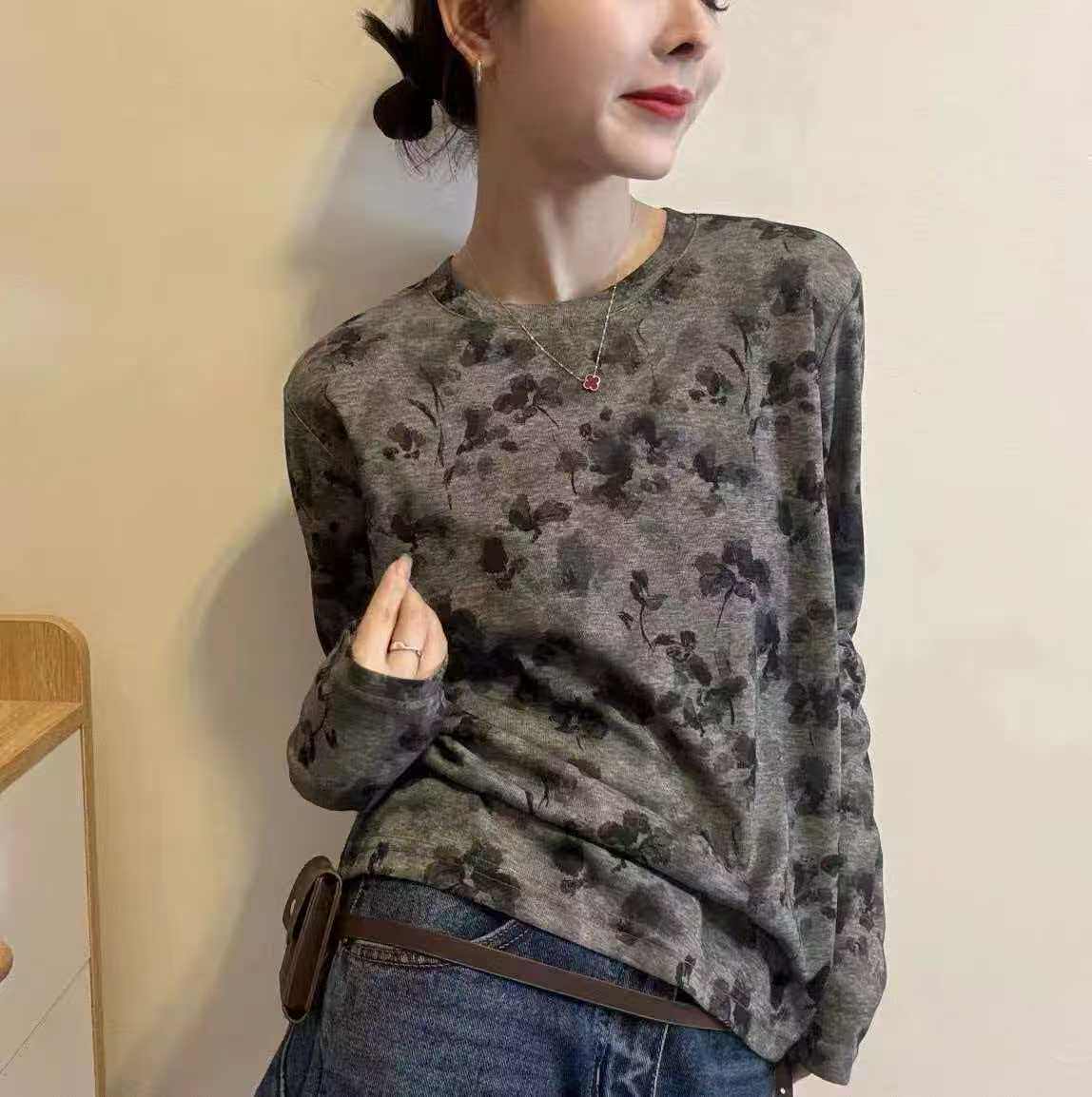 2026春夏新款时尚花朵印花长袖T恤灰色圆领休闲风宽松百搭女上衣