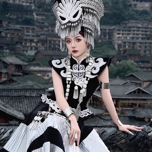 新款彝族服装女高端重工民族盛装四川云南彝族服饰舞台演出服写真