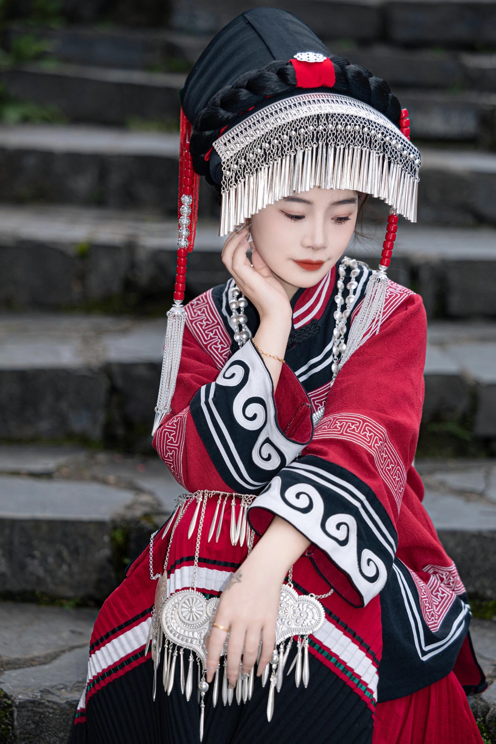 红色系重工棉麻彝族服装女彝族盛装整套彝族服饰大理丽江高端摄影