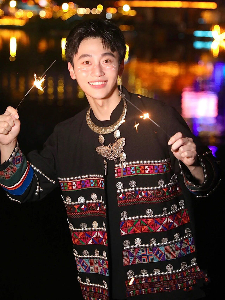 哈尼族男装秋冬苗族服装男士舞台主持演出服版纳旅拍摄影民族服饰