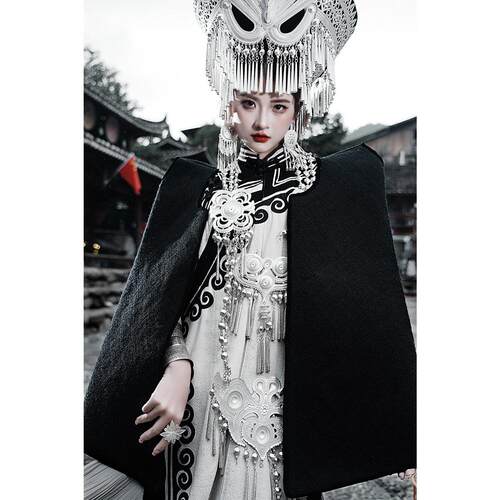 小红书彝族写真爆款暗黑系高级感彝族服装棉麻原生态少数民族服饰